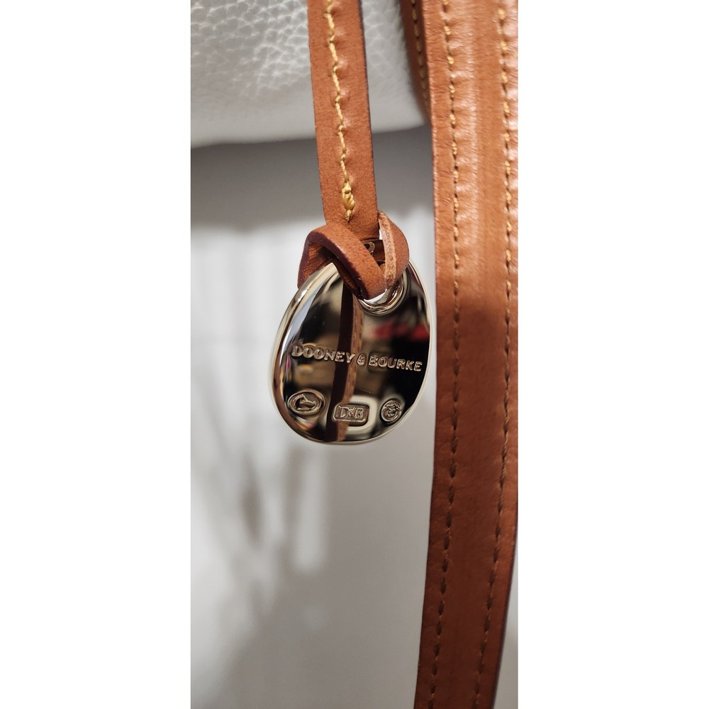 Dooney & Bourke White Pebbled Leather Barrel Bag Tan Trim Duck Charm - Picture 8 of 12